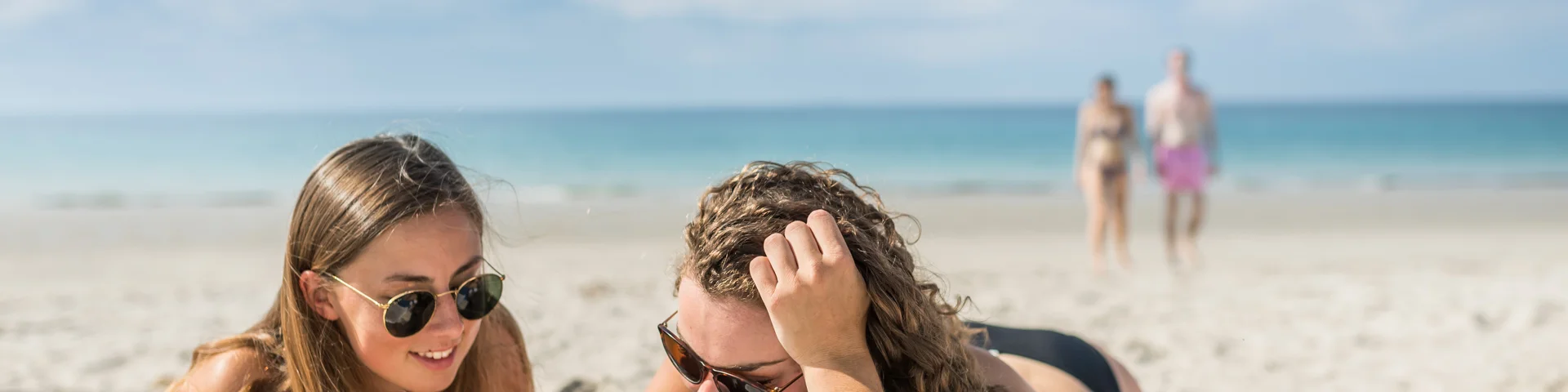 Lezen op het strand bij Maner Coat Clevarec