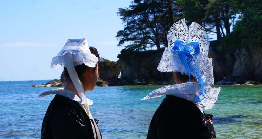 Headdresses and traditional costumes of the Fouesnantais country