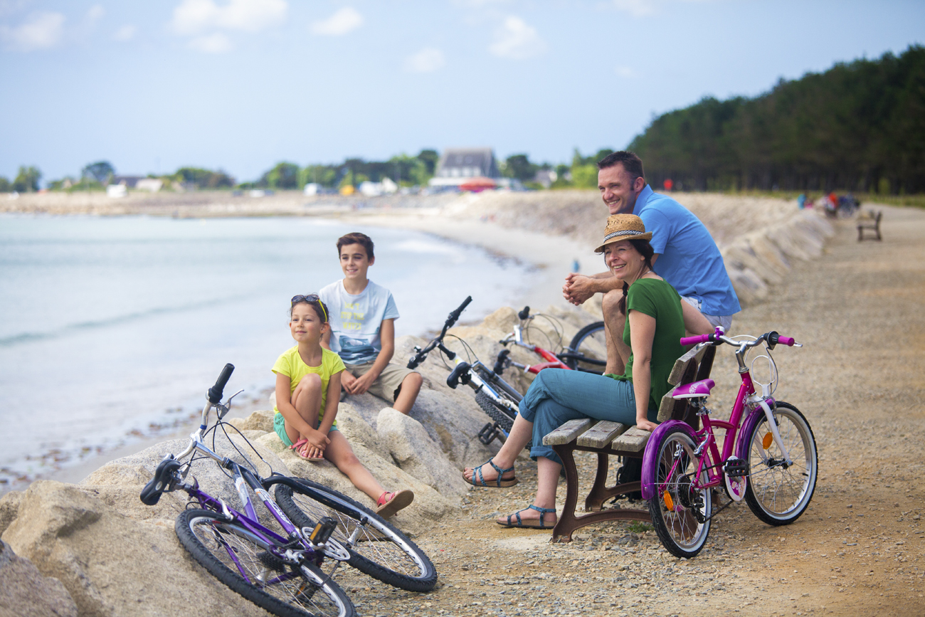 Balade à vélo face à la plage de Cleut Rouz