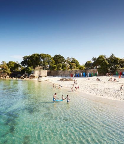 Am Strand des Keils in Beg-Meil sprudeln oder aktiv werden