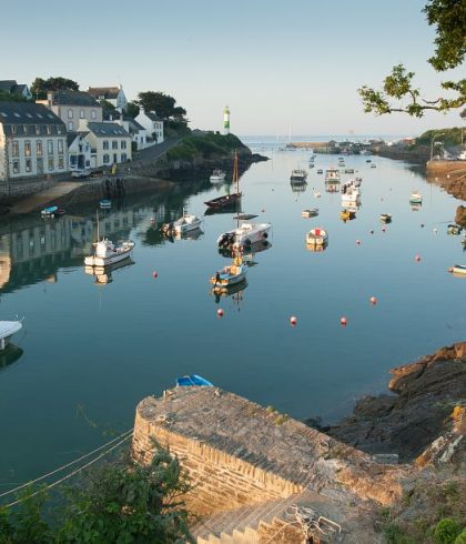 Se balader dans le petit port de Doëlan au lever du jour