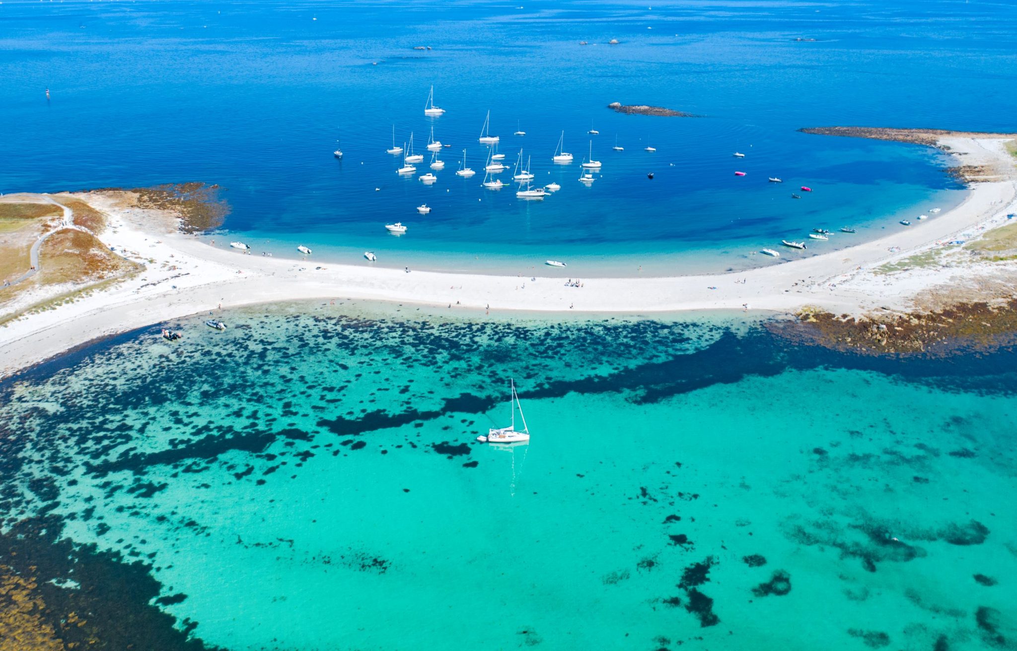 The tombolo that connects Ile Saint Nicolas and Bananec