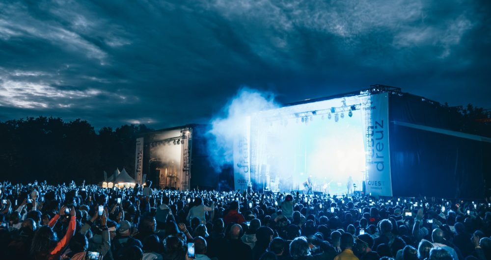 photo de nuit la scène principale du festival Festidreuz à Fouesnant.