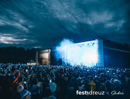 photo de nuit la scène principale du festival Festidreuz à Fouesnant.