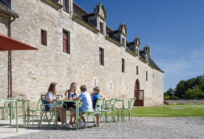 Kernault Manor – terrace café area