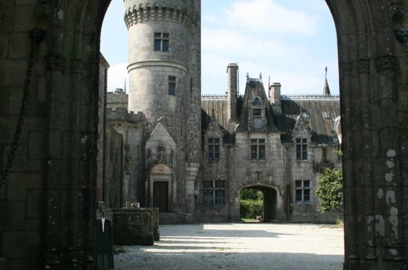 Chateau de Kériolet inner courtyard