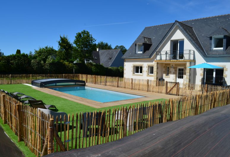 Vue extérieure maison piscine