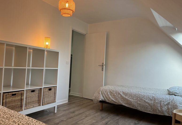chambre 2 lit banquette double et lit 90 vue 4
