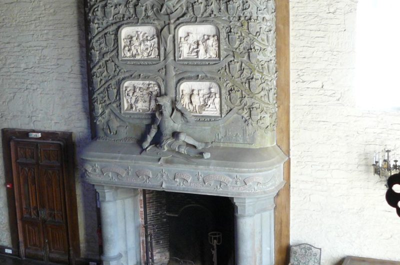 Keriolet castle fireplace guard room